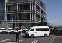 　静岡県浜松市の浜松西警察署を出る広末涼子容疑者を乗せたと思われる車両（撮影・堀内翔）