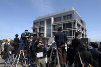 　静岡県浜松市の浜松西警察署に集まった大勢の報道陣（撮影・堀内翔）