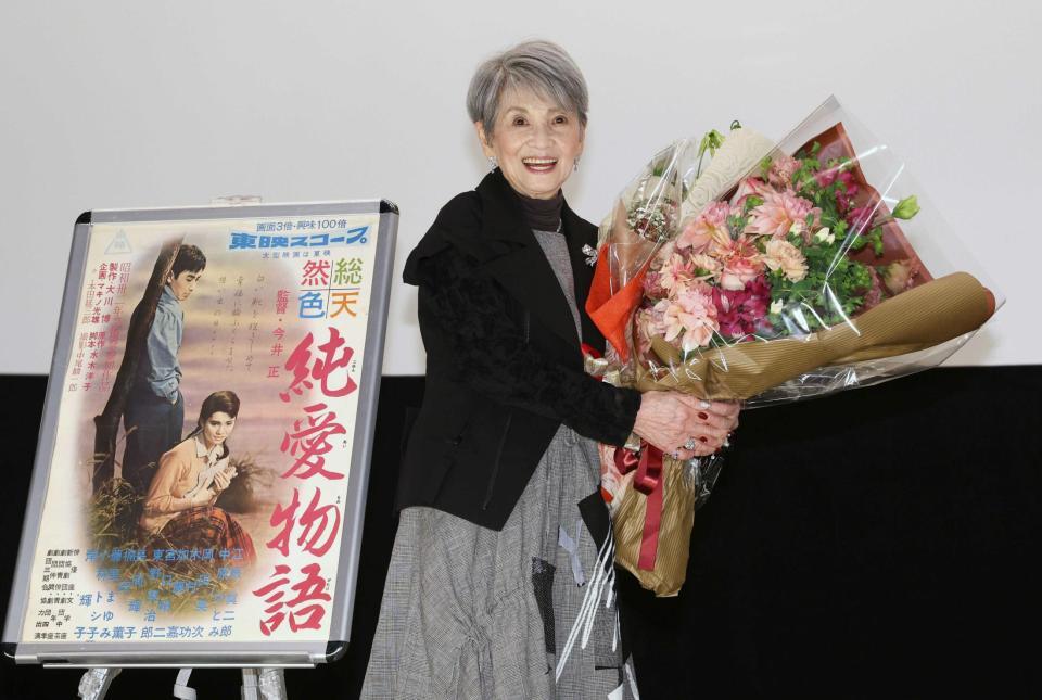 　花束を手に笑顔の中原ひとみ（撮影・佐々木彰尚）