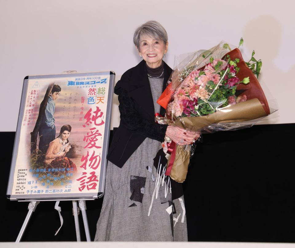 　舞台あいさつに登場した中原ひとみ（撮影・佐々木彰尚）