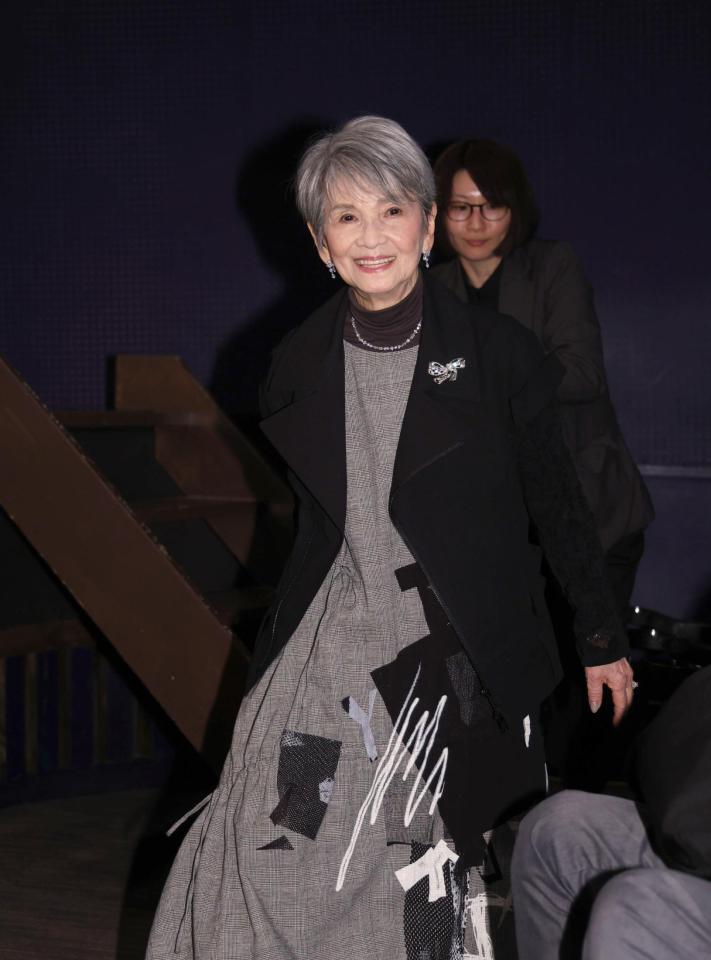 　舞台あいさつを終えた中原ひとみ（撮影・佐々木彰尚）