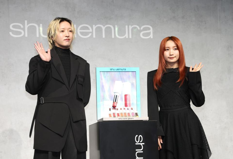 　ブランドアンバサダーに就任したＹＯＡＳＯＢＩのＡｙａｓｅ（左）とｉｋｕｒａ（撮影・佐々木彰尚）