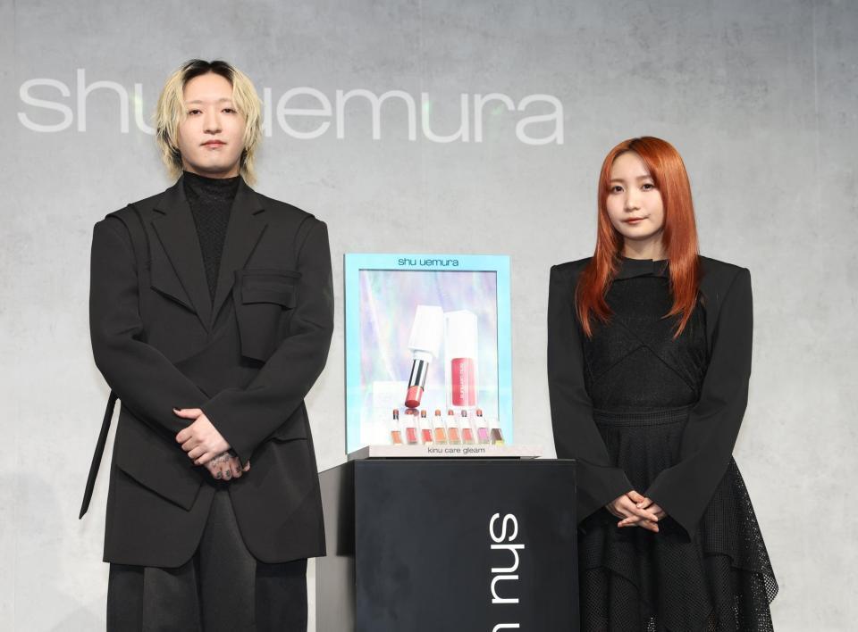 　ブランドアンバサダーに就任したＹＯＡＳＯＢＩのＡｙａｓｅ（左）とｉｋｕｒａ（撮影・佐々木彰尚）