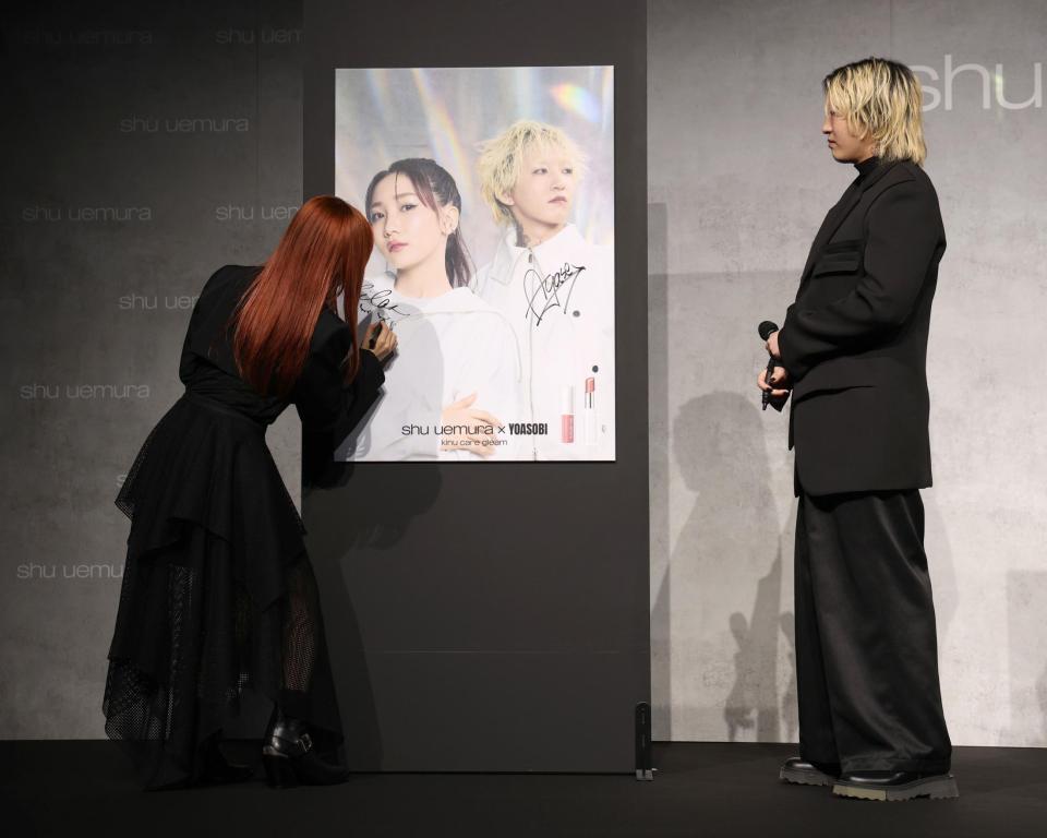 　サインをするＹＯＡＳＯＢＩのｉｋｕｒａ（左）とＡｙａｓｅ（撮影・佐々木彰尚）