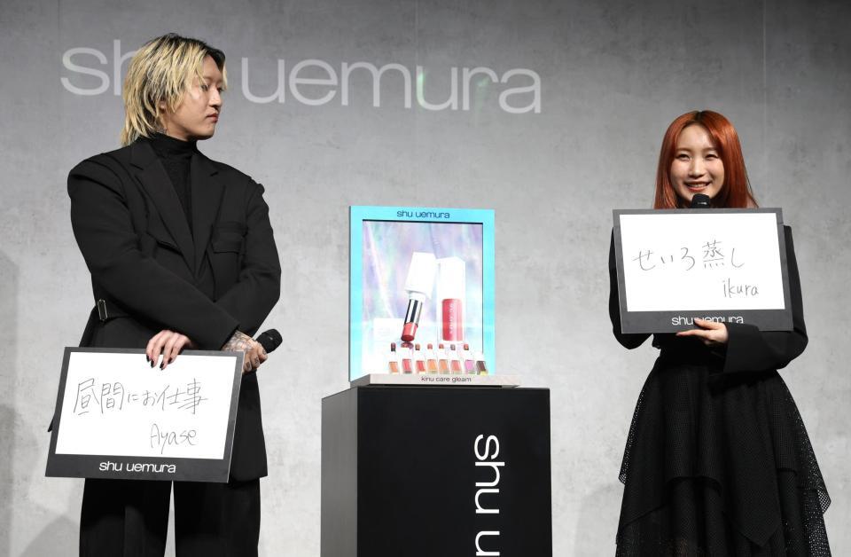 　始めたいことを書いたＹＯＡＳＯＢＩのＡｙａｓｅ（左）とｉｋｕｒａ（撮影・佐々木彰尚）