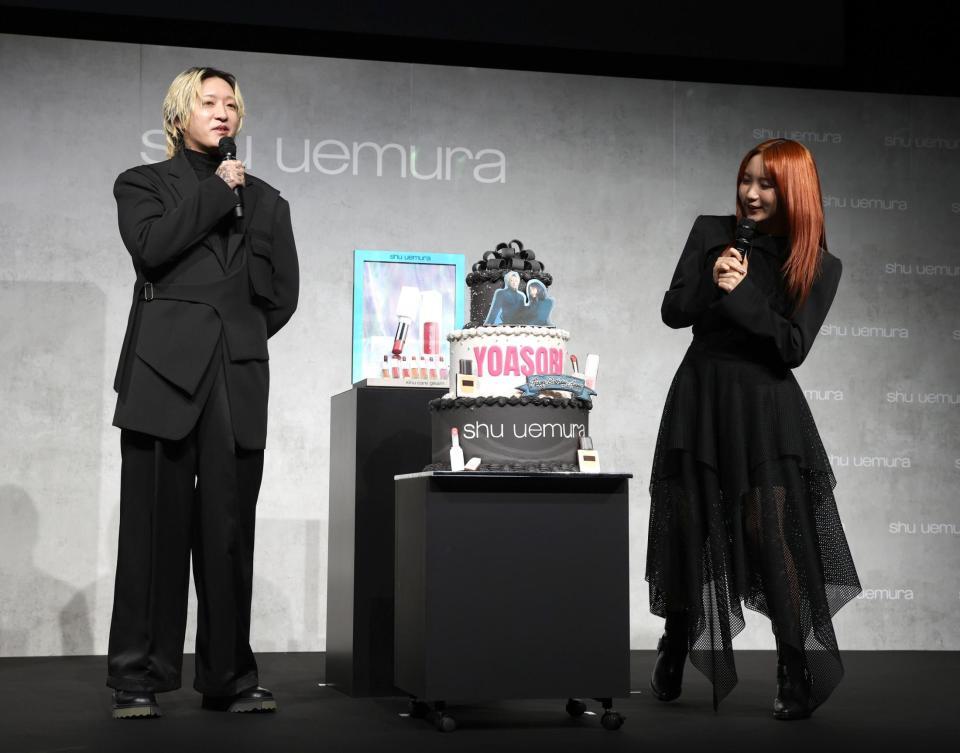 　誕生日ケーキを贈られたＹＯＡＳＯＢＩのＡｙａｓｅ（左）と、のぞきこむｉｋｕｒａ（撮影・佐々木彰尚）