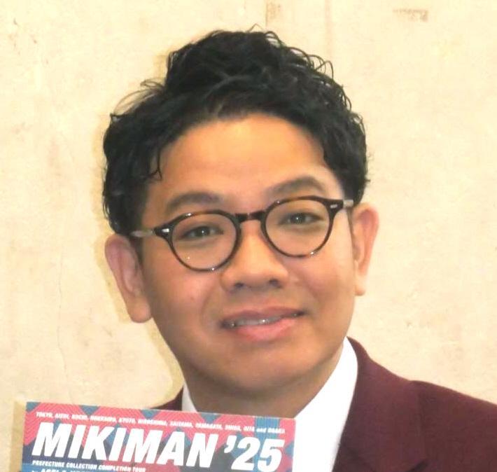 　全国ツアーをアピールするミキの昴生