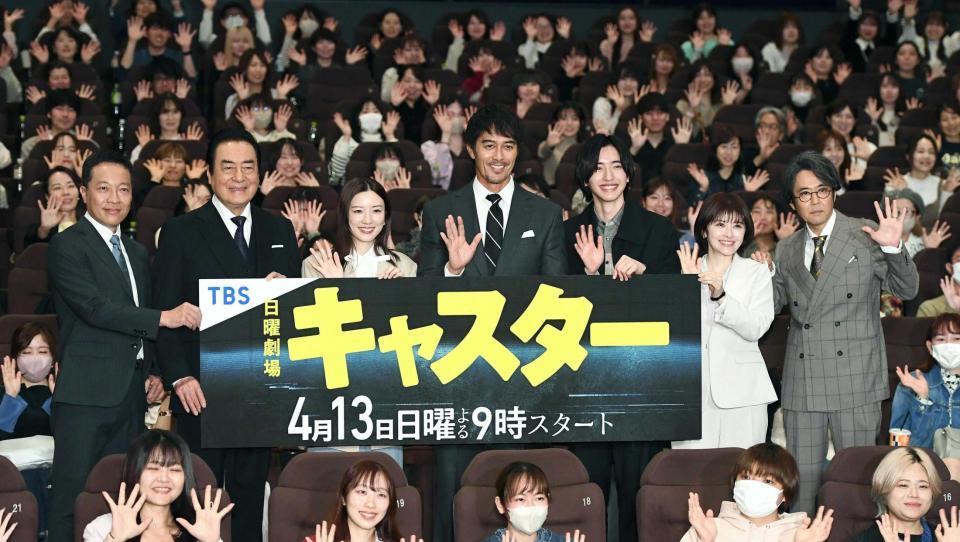 　完成披露試写会に勢ぞろいした（左から）音尾琢真、高橋英樹、永野芽郁、阿部寛、道枝駿佑、宮澤エマ、岡部たかし（撮影・園田高夫）