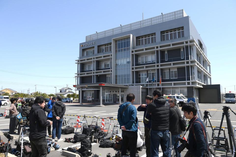 　大勢の報道陣が集まった静岡県浜松市の浜松西警察署（撮影・堀内翔）