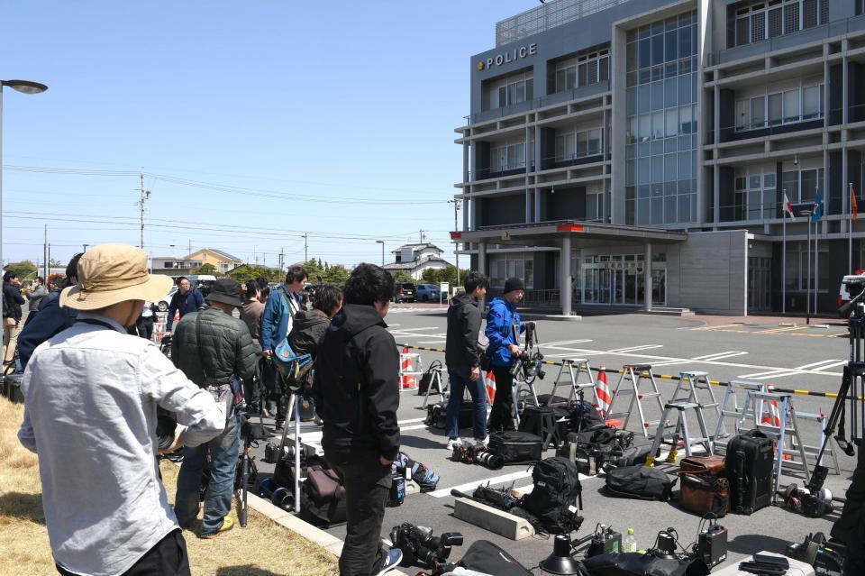 　大勢の報道陣が集まった静岡県浜松市の浜松西警察署（撮影・堀内翔）