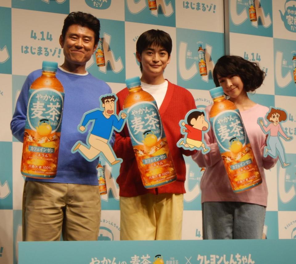 　写真に応じる（左から）原田泰造、高橋文哉、麻生久美子