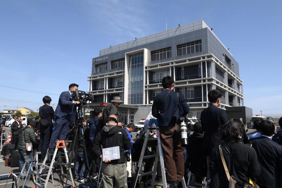 　静岡県浜松市の浜松西警察署に集まった大勢の報道陣（撮影・堀内翔）