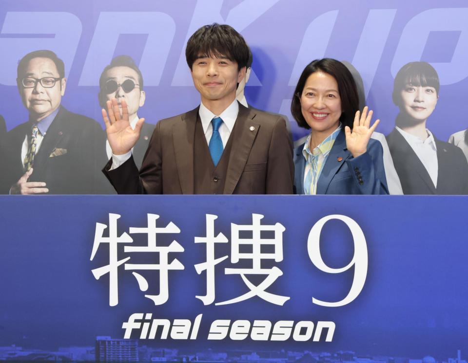 　笑顔で手を振る井ノ原快彦（左）と羽田美智子（撮影・西岡正）