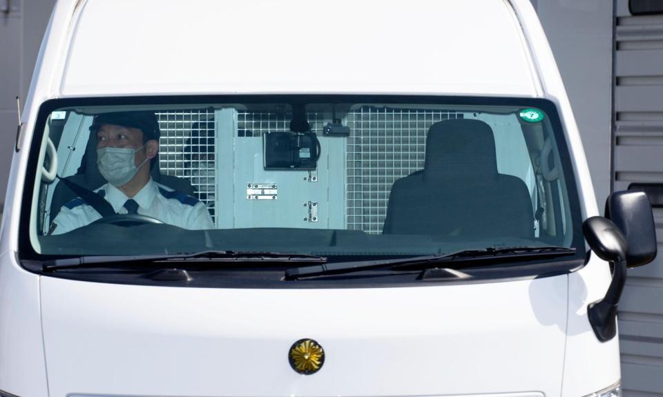 　送検のため、浜松西署を出る広末涼子容疑者を乗せた車両＝共同