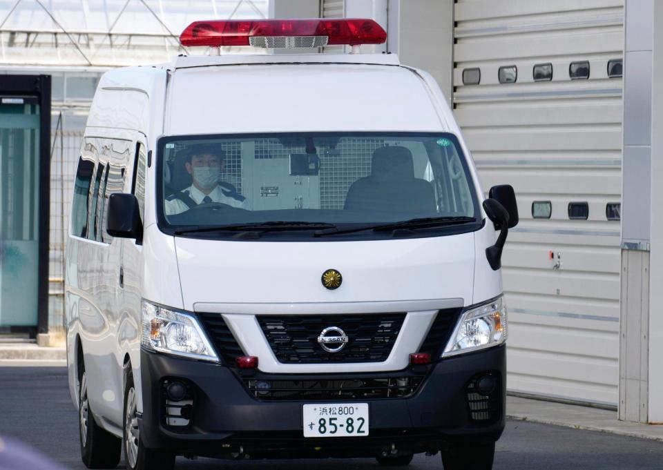 　送検のため、浜松西署を出る広末涼子容疑者を乗せた車両＝共同