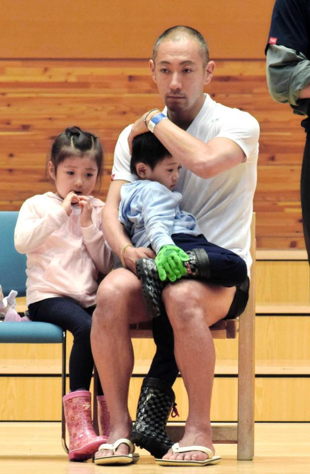 １７年７月２９日、長男、長女とともに麻央さんの思いを継いだ植樹のイベントに出席した市川海老蔵