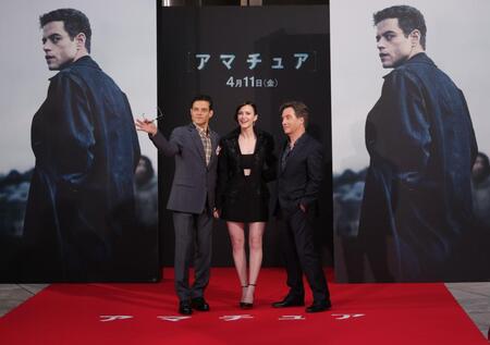 　レッドカーペットでポーズを決める（左から）ラミ・マレック、レイチェル・ブロズナハン、ジェームズ・ホーズ監督（撮影・西岡正）