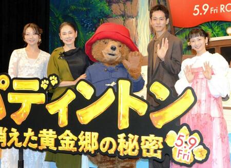 　舞台あいさつに登場した（左から）大平あひる、吉田羊、松坂桃李、三戸なつめ