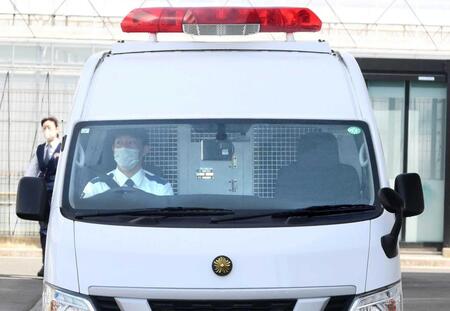 　送検のため、浜松西署を出る広末涼子容疑者を乗せた車両（撮影・堀内翔）