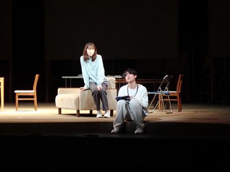 　舞台「おどる夫婦」の長澤まさみ（左）と松島聡