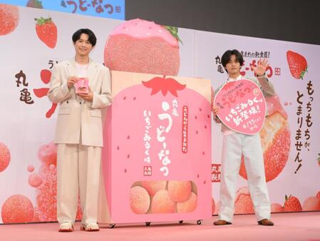 　丸亀製麺「丸亀うどーなつ」アンバサダーに就任した松村北斗（左）と高橋海人（撮影・伊藤笙子）