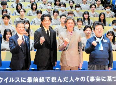 　ガッツポーズする（左から）阿南英明氏、小栗旬、窪塚洋介、近藤久禎氏