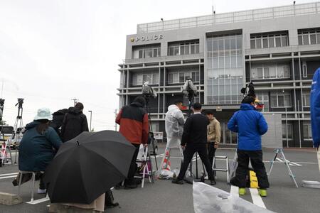 　大勢の報道陣が集まった静岡県浜松市の浜松西警察署（撮影・堀内翔）