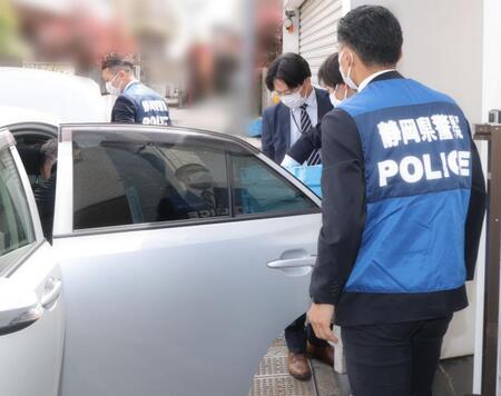 　広末涼子容疑者の自宅から荷物を車に運び込む捜査員（撮影・吉澤敬太）（写真を一部加工しています）