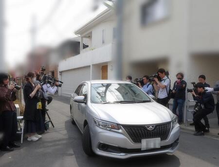　広末涼子容疑者の自宅から荷物を運び出し車で出る捜査員たち（撮影・吉澤敬太）（写真を一部加工しています）