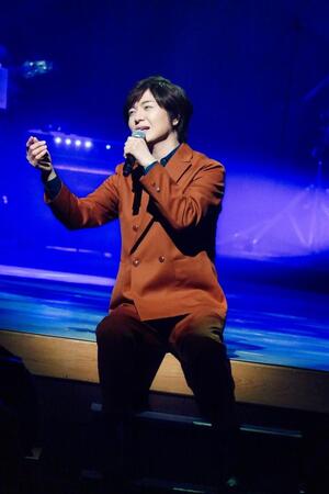 　熱唱する竹島宏