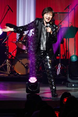 　熱唱する竹島宏