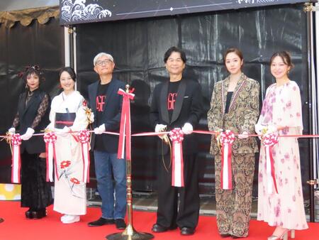 　オープニングセレモニーでテープカットを行う（左から）ＭＡＡＫＩＩＩ、林田麻里、堤幸彦監督、中村正人、唐田えりか、広山詞葉