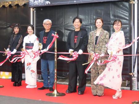 　オープニングセレモニーでテープカットを行う（左から）ＭＡＡＫＩＩＩ、林田麻里、堤幸彦監督、中村正人、唐田えりか、広山詞葉