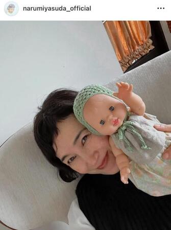人形の帽子と服まで作った安田成美。インスタグラム＠ｎａｒｕｍｉｙａｓｕｄａ＿ｏｆｆｉｃｉａｌより 