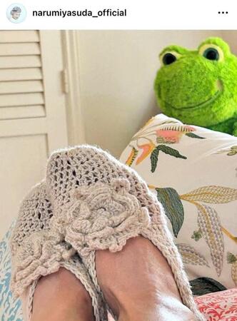 ルームシューズも手編み。安田成美のインスタグラム＠ｎａｒｕｍｉｙａｓｕｄａ＿ｏｆｆｉｃｉａｌより