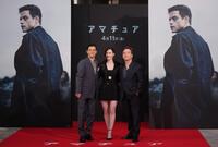 　レッドカーペットでポーズを決める（左から）ラミ・マレック、レイチェル・ブロズナハン、ジェームズ・ホーズ監督（撮影・西岡正）