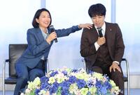 　渡瀬恒彦さんとのエピソードで羽田美智子（左）から肩をもまれる井ノ原快彦（撮影・西岡正）