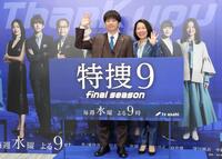 　パネルを背に笑顔で手を振る井ノ原快彦（左）と羽田美智子（撮影・西岡正）