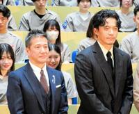 　小栗旬（右）と、小栗が映画で演じた役のモデルとなった阿南英明氏