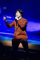 　熱唱する竹島宏