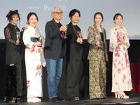 　オープニングセレモニーで乾杯をする（左から）ＭＡＡＫＩＩＩ、林田麻里、堤幸彦監督、中村正人、唐田えりか、広山詞葉