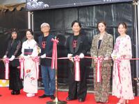 　オープニングセレモニーでテープカットを行う（左から）ＭＡＡＫＩＩＩ、林田麻里、堤幸彦監督、中村正人、唐田えりか、広山詞葉
