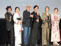 　オープニングセレモニーで乾杯をする（左から）ＭＡＡＫＩＩＩ、林田麻里、堤幸彦監督、中村正人、唐田えりか、広山詞葉