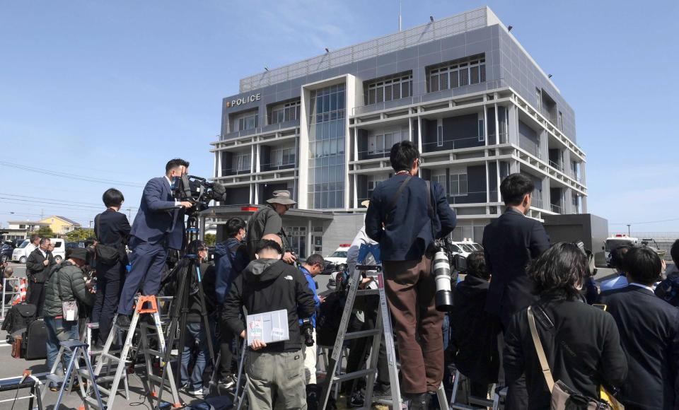 　浜松西警察署に集まった大勢の報道陣（撮影・堀内翔）