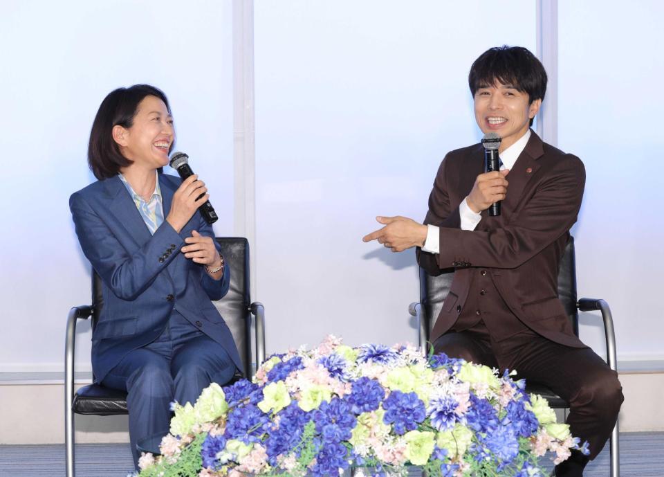 　ドラマのエピソードを話す羽田美智子（左）と井ノ原快彦（撮影・西岡正）