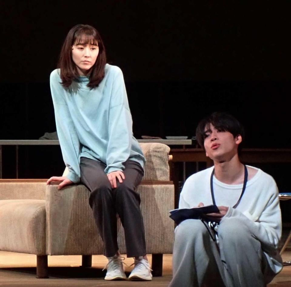 　舞台「おどる夫婦」の長澤まさみ（左）と松島聡