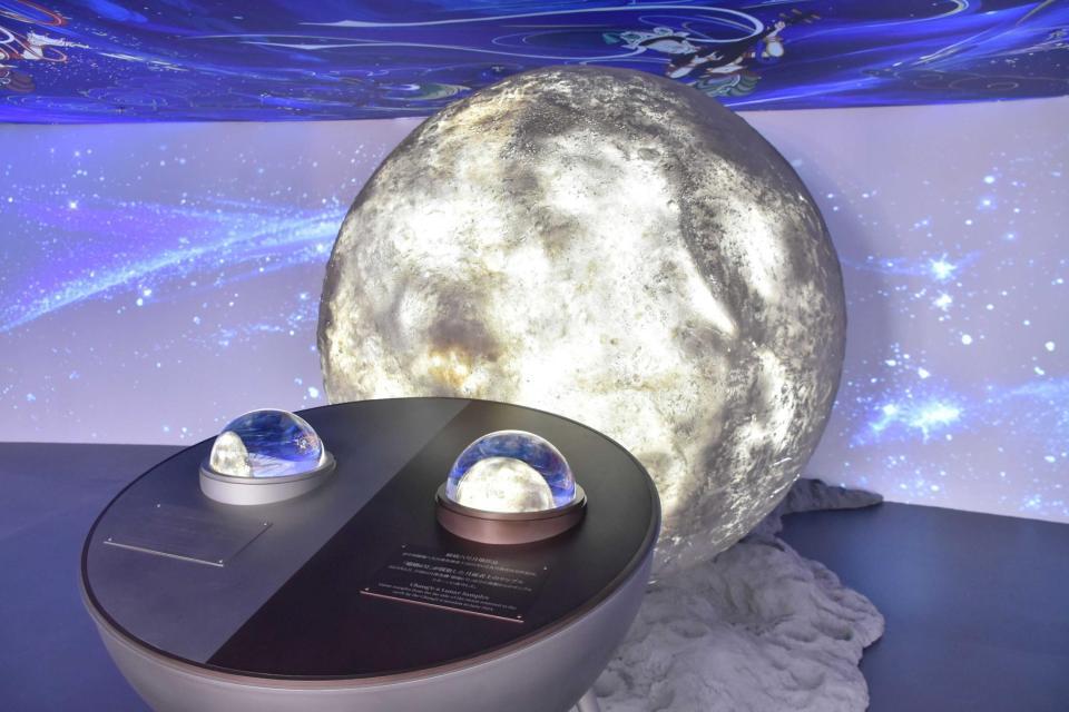 　中国パピリオンに展示された月面の土のサンプル