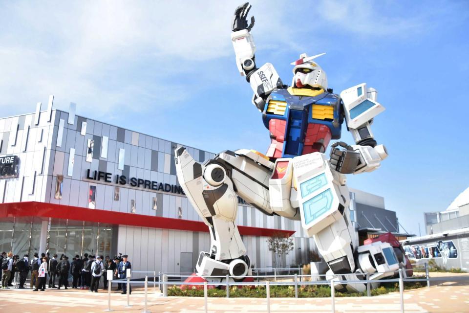 　バンダイパビリオン前の実寸大ガンダム