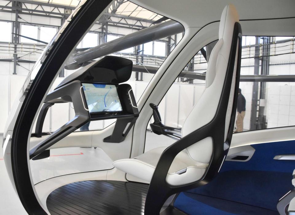 　スカイドライブ社のクルマ内部