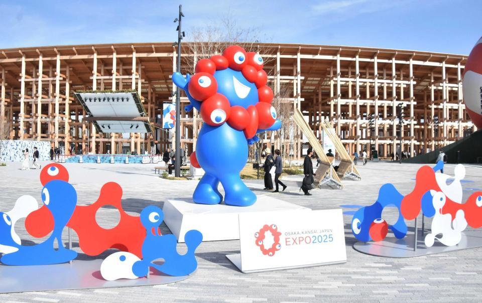 　来場者を出迎えるミャクミャクのオブジェ